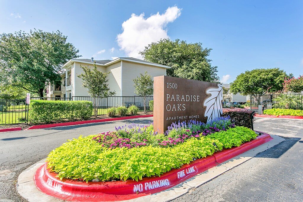 Monument sign at Paradise Oaks apartments in Austin TX